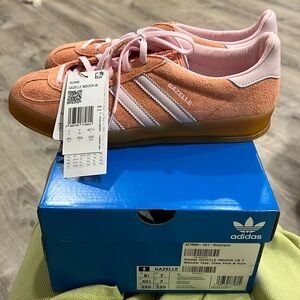 Brand new in the box Adidas Gazelle wonder clay, pink. Women’s 8.5